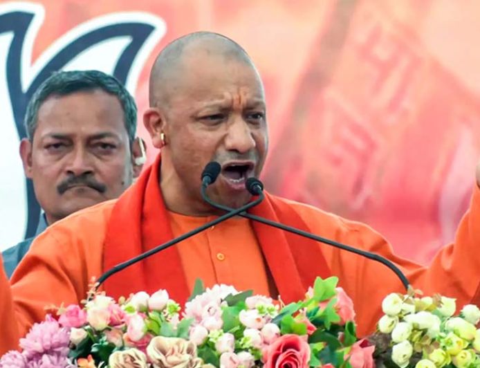 गारबेटा में भी योगी-योगी, सड़कों-छतों पर खड़े होकर हजारों लोगों ने किया बुलडोजर बाबा का दीदार