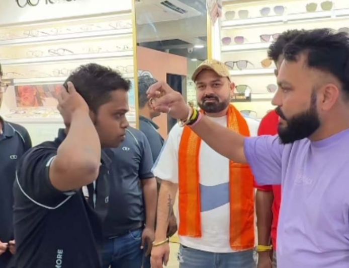 भोपाल-छिंदवाड़ा में लेंसकार्ट शोरूम पर बजरंग दल का प्रदर्शन, कर्मचारियों को तिलक और कलाई पर कलावा बांधा