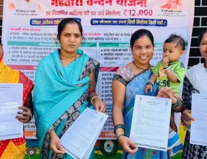 Bastar में महतारी वंदन योजना के लिए KYC अनिवार्य, अपडेट कराने उमड़ी महिलाओं की भीड़