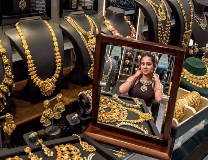 मजबूत डॉलर के कारण सोने और चांदी में बिकवाली, कीमतें 1.6 प्रतिशत तक घटीं