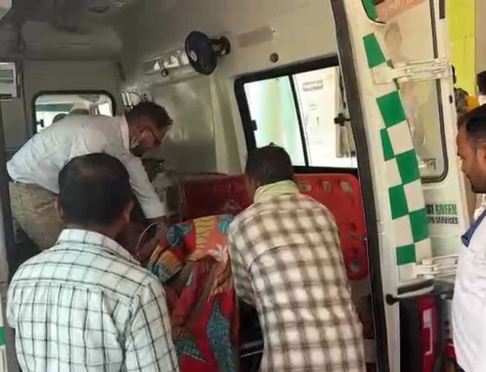 कैंसर पीड़ित महिला को जिला अस्पताल में कराया गया भर्ती, कलेक्टर ने बेहतर उपचार के दिए निर्देश