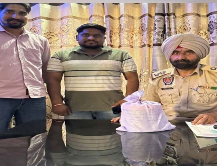 अमृतसर में पुलिस और BSF का बड़ा एक्शन, भारत-पाक सीमा से 980 ग्राम हेरोइन बरामद; तस्करों की तलाश जारी