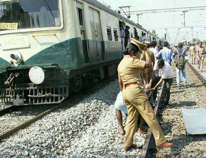 रेलवे की लापरवाही पर सरपंच का जिम्मा, गेटमैन न मिलने पर खुद दिखाते हैं ट्रेन को हरी झंडी