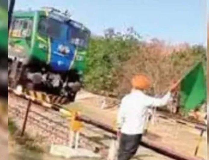 होशियारपुर में रेलवे ने नहीं दिया गेटमैन, सरपंच ने संभाला मोर्चा, रोजाना ट्रेन को दिखाते हैं हरी झंडी