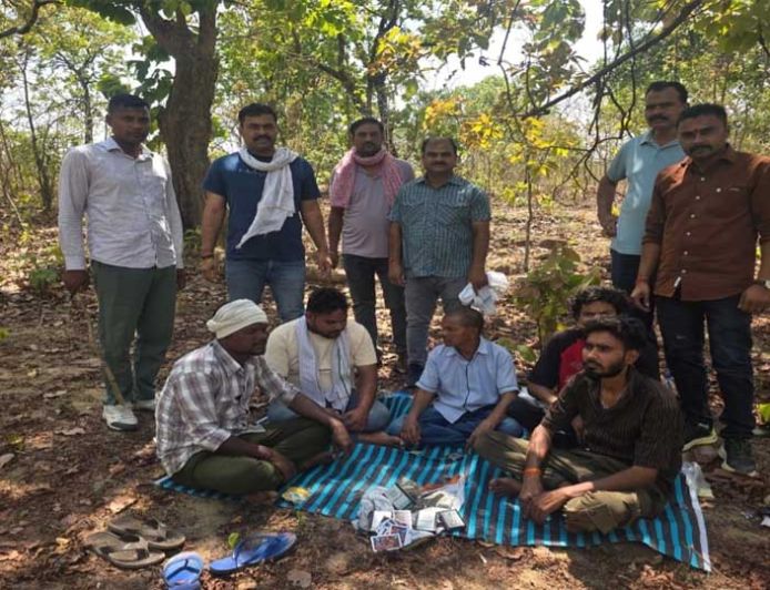जंगल में जुए के अड्डे पर पुलिस का ताबड़तोड़ छापा, 5 आरोपी गिरफ्तार, फिल्मी अंदाज में बड़ी सफलता