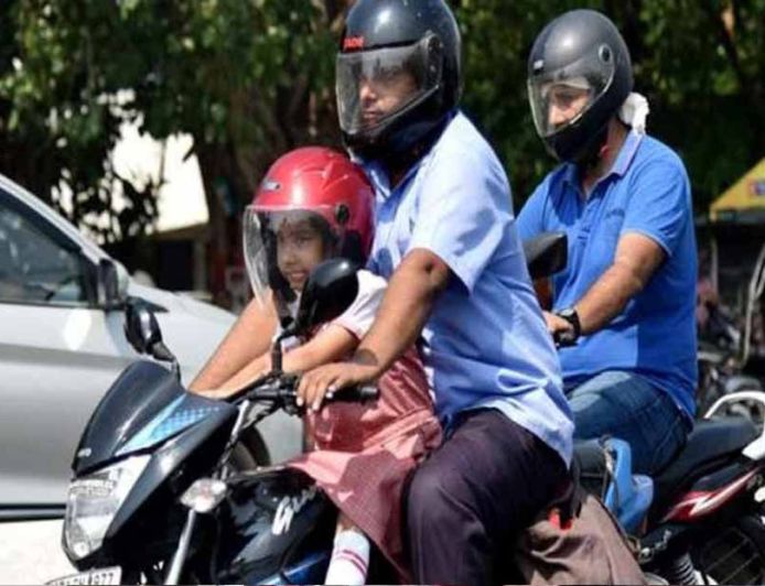 अब टू-व्हीलर पर पीछे बैठने वालों के लिए भी हेलमेट अनिवार्य, परिवहन विभाग का आदेश जारी