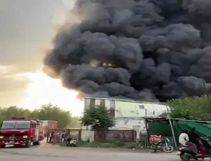 मोहाली में रिलायंस गोदाम में लगी भीषण आग: ग्रॉसरी और राशन जलकर खाक, खड़े वाहन भी प्रभावित