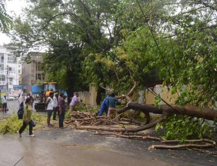 लखनऊ समेत कई जिलों में आंधी-बारिश का कहर: 18 की मौत, बिजली व्यवस्था ठप