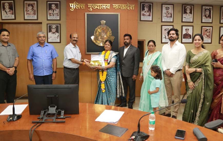 पुलिस मुख्यालय परिवार द्वारा नौसेवानिवृत्‍त कर्मचारियों को भावभीनी विदाई