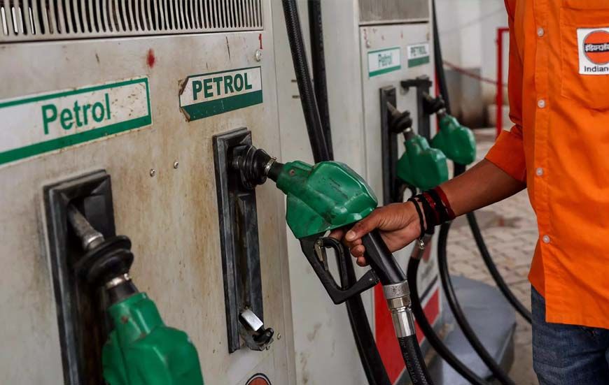 महंगाई का बड़ा झटका: प्रीमियम पेट्रोल-डीजल के दाम बढ़े, घर से निकलने से पहले चेक करें