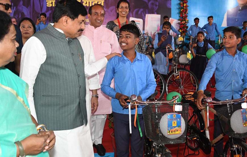 मुख्यमंत्री डॉ. मोहन यादव ने बच्चों पर की पुष्प वर्षा, हजारों बच्चों ने प्रदेश के स्कूलों में लिया प्रवेश