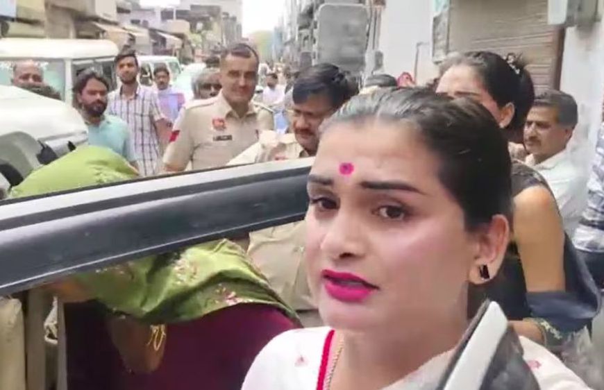 महेंद्रगढ़ में बधाई को लेकर किन्नरों के दो गुटों के बीच हिंसक झड़प और गाड़ियों में जमकर हुई तोड़फोड़