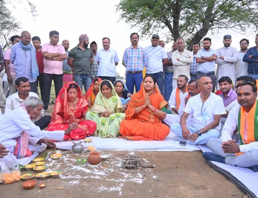 मंत्री  लक्ष्मी राजवाड़े ने 3.80 करोड़ रूपए की सड़क निर्माण कार्य का किया शुभारंभ