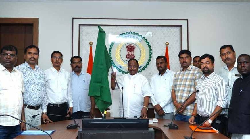 मंत्री  नेताम ने बलरामपुर जिले के लिए वर्चुअल रूप से 9 नई एम्बुलेंस को दिखाई हरी झंडी