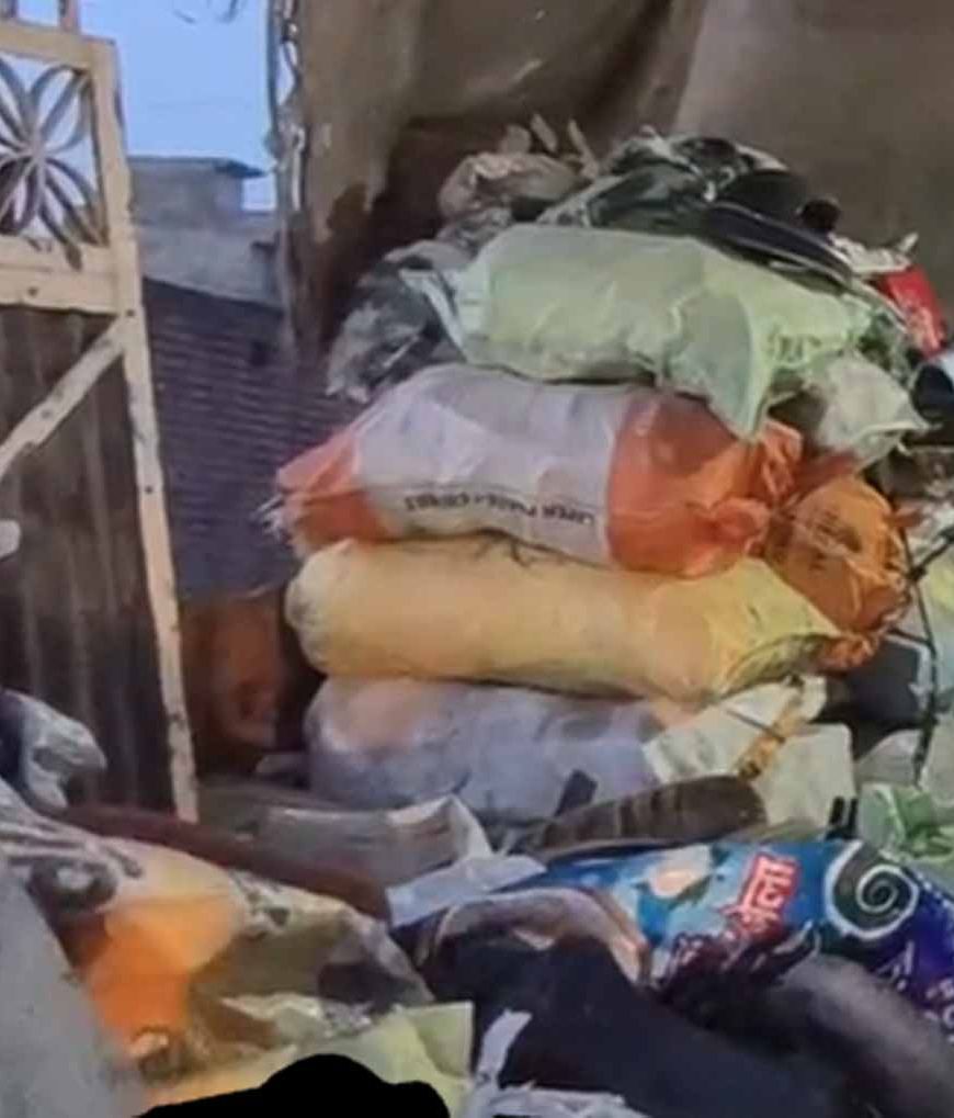 कबाड़ समझकर बेचा 1.5 लाख का लिफाफा, कबाड़ी की ईमानदारी ने लौटाई रकम