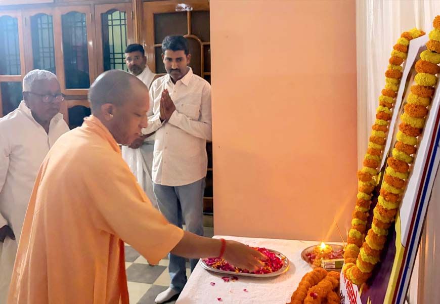 पूर्व विधायक शीतल पांडेय के पुत्र को मुख्यमंत्री योगी ने दी भावभीनी श्रद्धांजलि