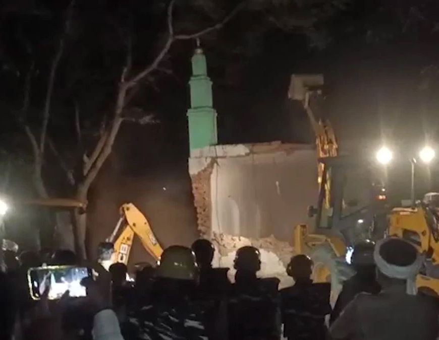 बुलडोजर कार्रवाई, लखनऊ के बीकेटी में सरकारी जमीन पर बनी मस्जिद को प्रशासन ने ढहाया