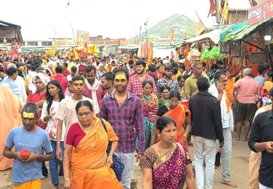 बागेश्वर धाम में हनुमान जन्मोत्सव की धूम, देश-दुनिया से पहुंचे हजारों श्रद्धालु