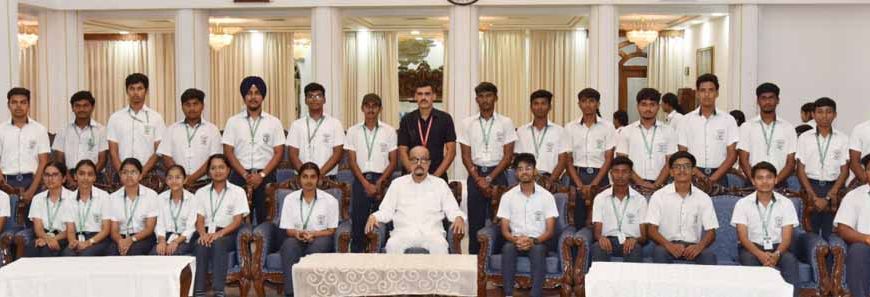 धमतरी के विद्यार्थियों ने किया लोकभवन का भ्रमण : राज्यपाल से की आत्मीय मुलाकात राज्यपाल  रमेन डेका