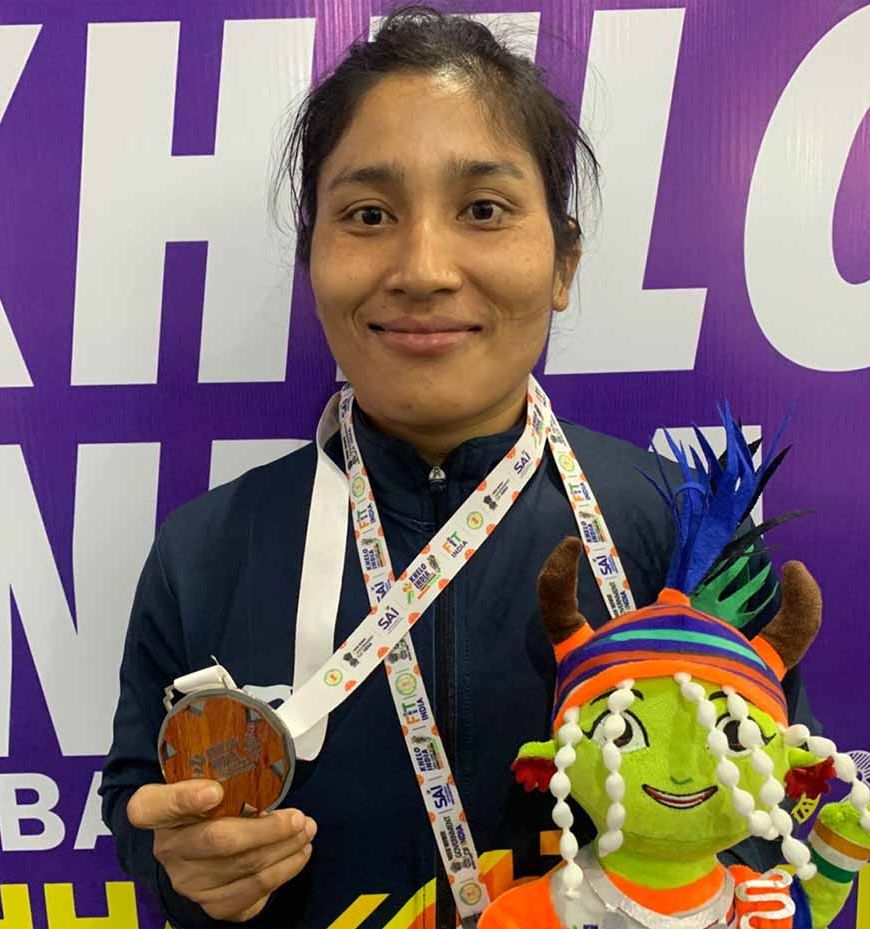 कुश्ती सीखने के लिए स्विमिंग पूल में जॉब करने वाली देबी डायमारी की मेहनत लाई रंग, खेलो इंडिया ट्राइबल गेम्स में जीता रजत