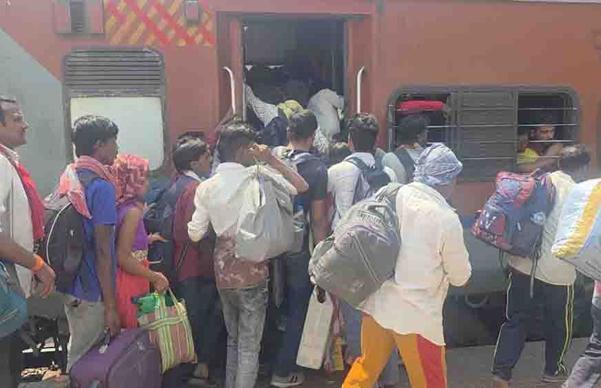 LPG संकट ने बढ़ाई प्रवासियों की मुसीबत, काम छोड़कर गांव लौट रहे मजदूर