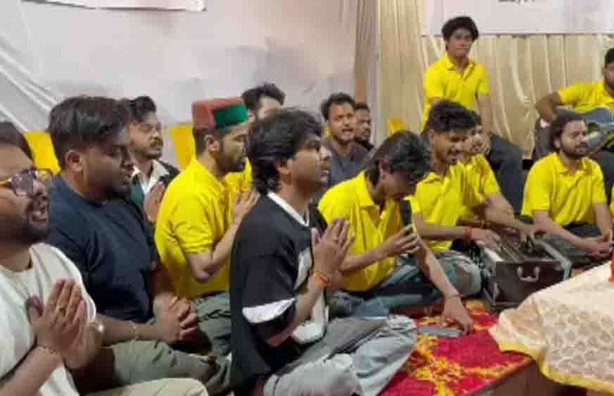 गुरुग्राम के आर्टिस्ट चौक पर गिटार की धुन पर हनुमान चालीसा, युवाओं ने पेश की भक्ति की अनोखी मिसाल