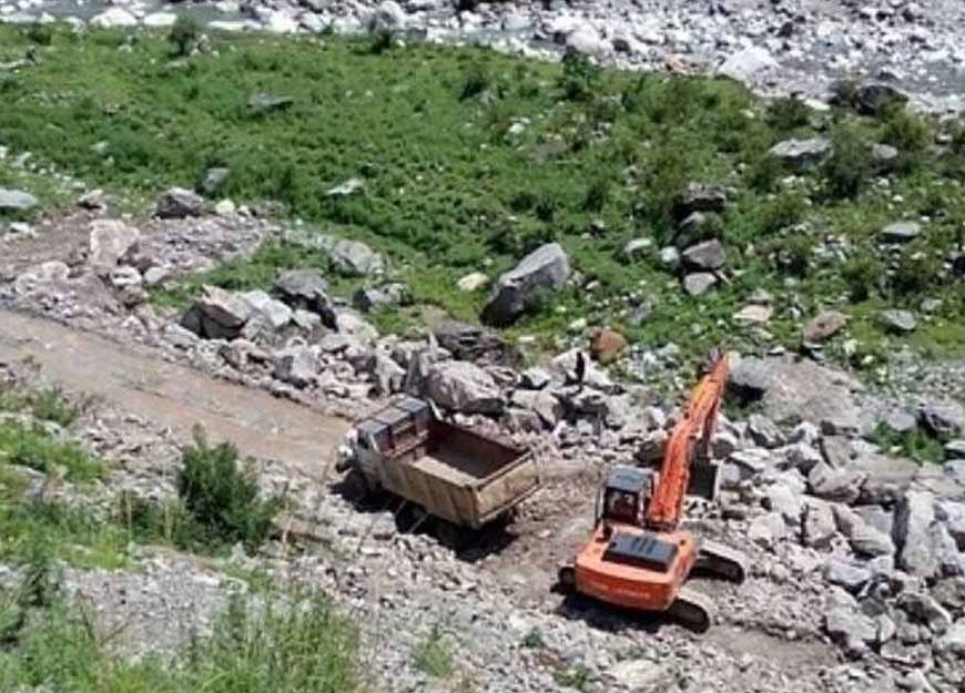 अवैध खनन पर बड़ी कार्रवाई: छापेमारी में मुरूम-गिट्टी से भरी गाड़ियां जब्त