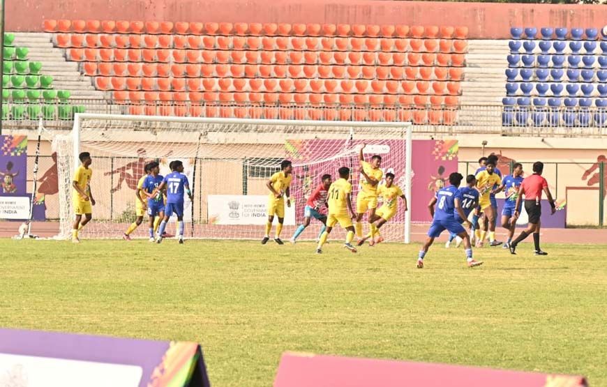 फुटबॉल में छत्तीसगढ़ को रजत पदक : फाइनल में कड़े मुकाबले में पश्चिम बंगाल से 0-1 से मिली हार