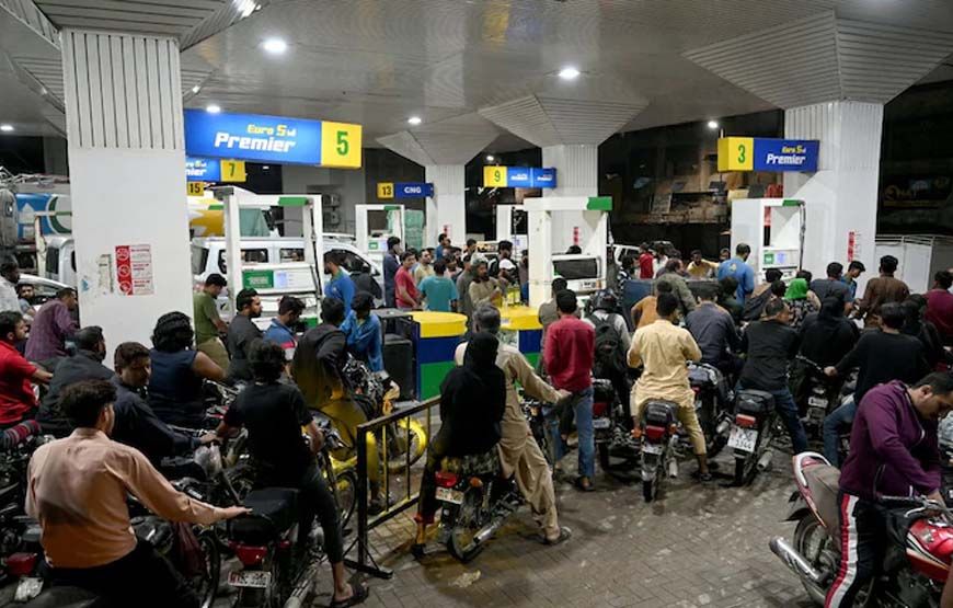 पाकिस्तान में बढ़ी तेल की कीमतें, पेट्रोल 458 रुपए लीटर और डीजल 520 पार, आम जनता की कमर टूटी