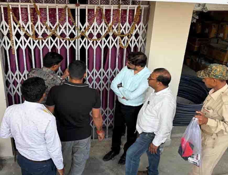 पलामू में अवैध क्लिनिक पर प्रशासन का बड़ा प्रहार, बिना डिग्री मरीजों का ऑपरेशन करने वाला फर्जी डॉक्टर पकड़ा गया