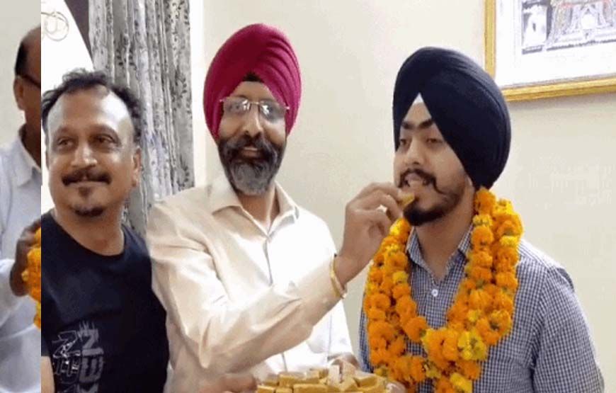 पठानकोट के जसनूर सिंह ने बढ़ाया मान, CDS-2 परीक्षा में ऑल इंडिया 1 रैंक प्राप्त कर एयरफोर्स और नेवल एकेडमी में चयन