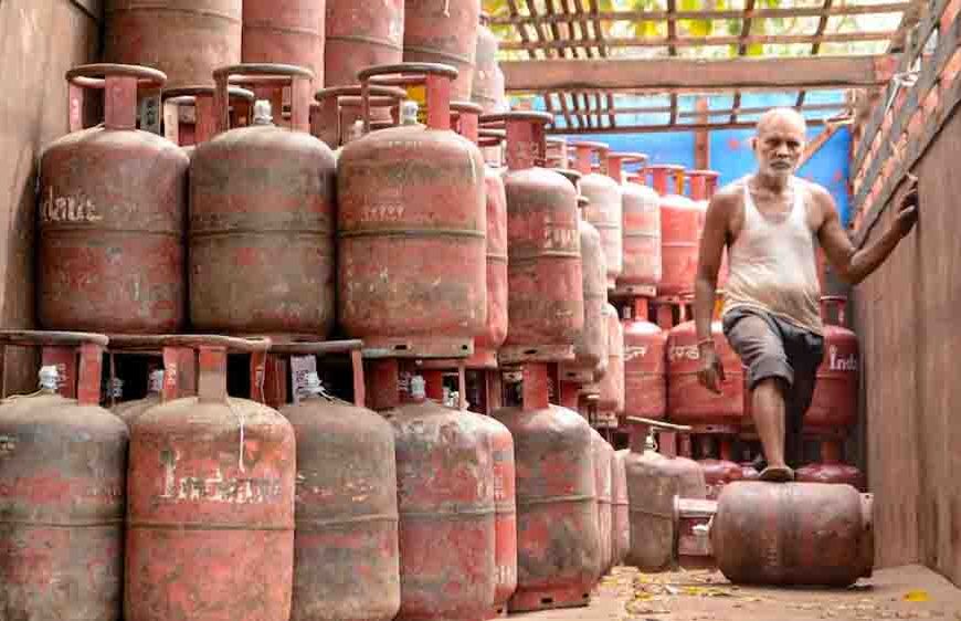 दिल्ली में गैस सिलेंडर की कालाबाजारी पर सख्त हुई रेखा गुप्ता सरकार, शिकायत के लिए जारी किया हेल्पलाइन नंबर