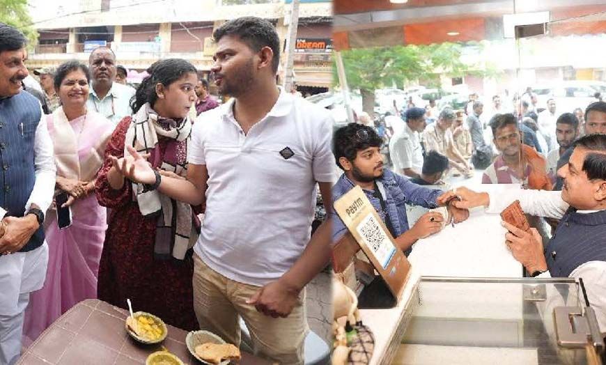 काशी की प्रसिद्ध कचौड़ी-पूरी का स्वाद लेते दिखे सीएम मोहन यादव, सादगी ने जीता लोगों का दिल