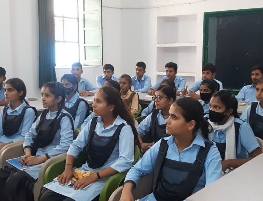 भोपाल में आज अधिकारी बने शिक्षक, 102 सरकारी स्कूलों में अफसरों ने ली क्लास, बच्चों से किया संवाद