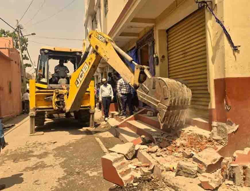मघड़ा मंदिर हादसे के बाद एक्शन में प्रशासन, 8 मौतों के बाद मंदिर परिसर में चला बुलडोजर
