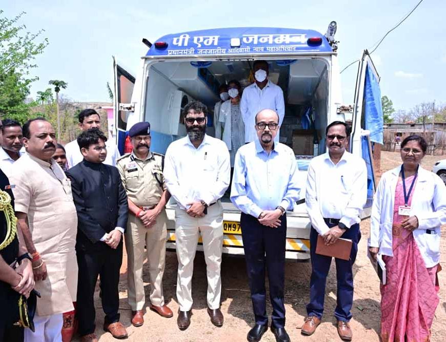 राज्यपाल  रमेन डेका ने बेहराखार में पीएम जनमन अंतर्गत संचालित मोबाइल मेडिकल यूनिट का किया अवलोकन