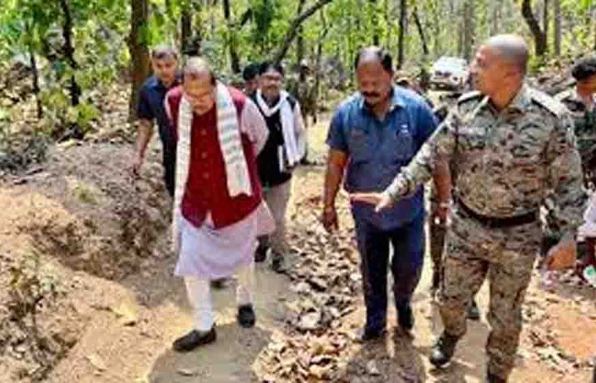 वित्त मंत्री राधाकृष्ण किशोर पहुंचे बूढ़ा पहाड़, उग्रवाद प्रभावित क्षेत्र में सड़क और अस्पताल का दिया भरोसा