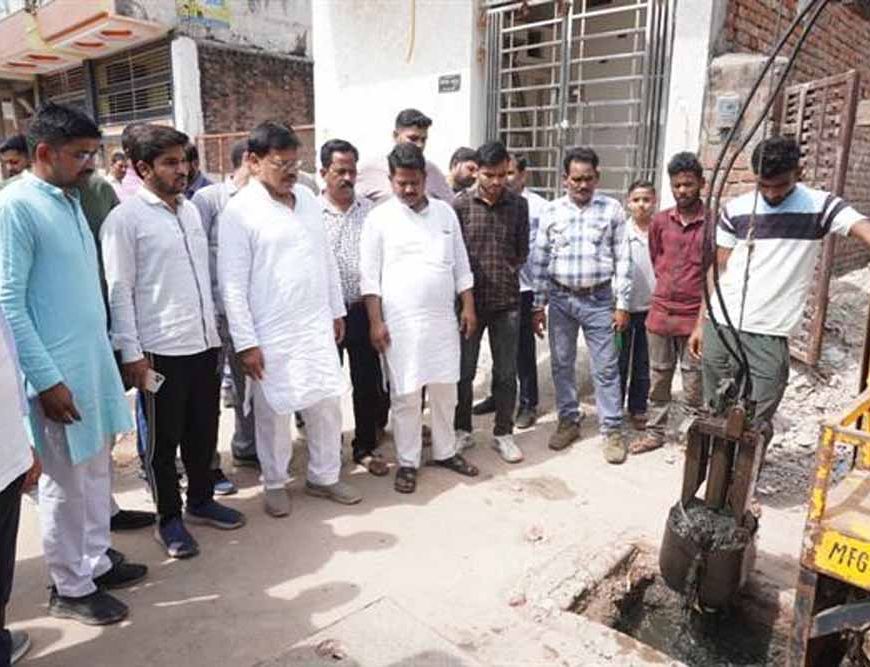 ऊर्जा मंत्री  तोमर ने उपनगर ग्वालियर में नाला निर्माण एवं सीवर लाइन का किया निरीक्षण
