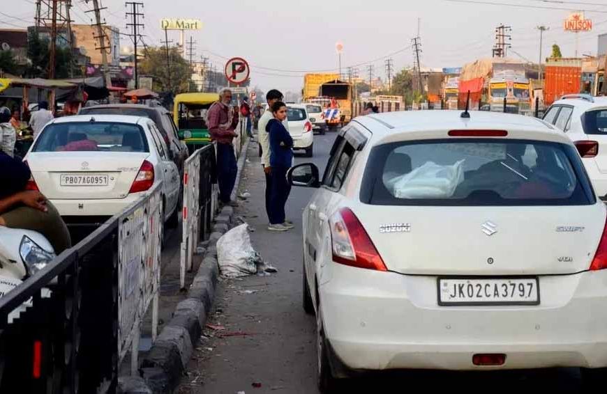 जालंधर-पठानकोट रोड पर जाम से परेशानी, वाहनों की कतारें कई किलोमीटर लंबी