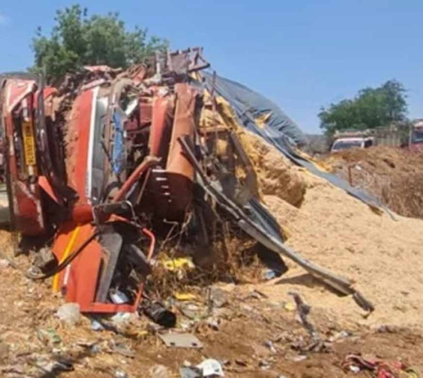 देवास में ट्रक और टूरिस्ट बस की भीषण टक्कर, 30 से ज्यादा यात्री घायल