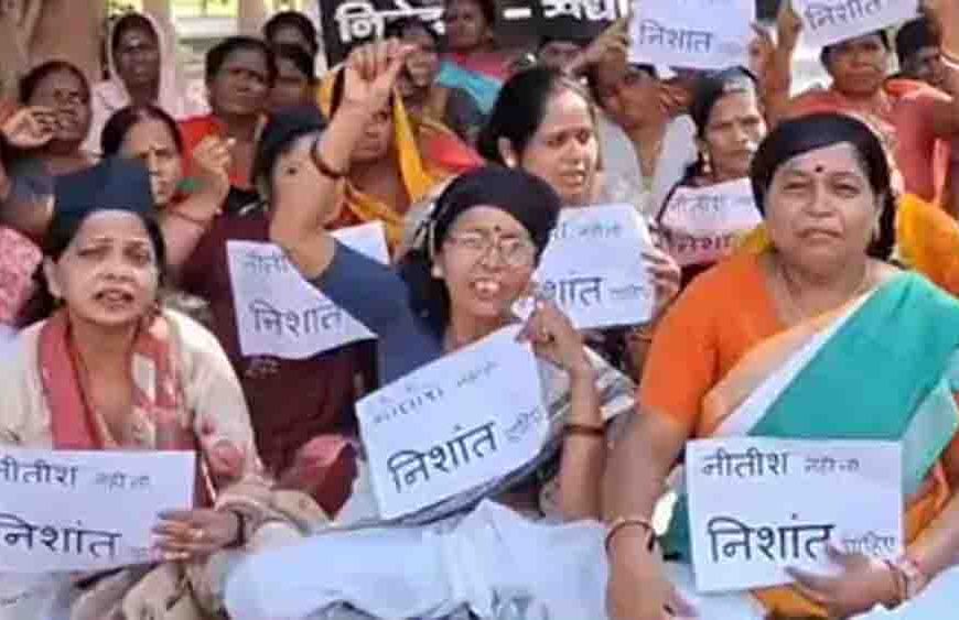 पटना के गांधी मैदान में गूंजा नया नारा, नीतीश कुमार नहीं तो पुत्र निशांत कुमार को बनाया जाए मुख्यमंत्री