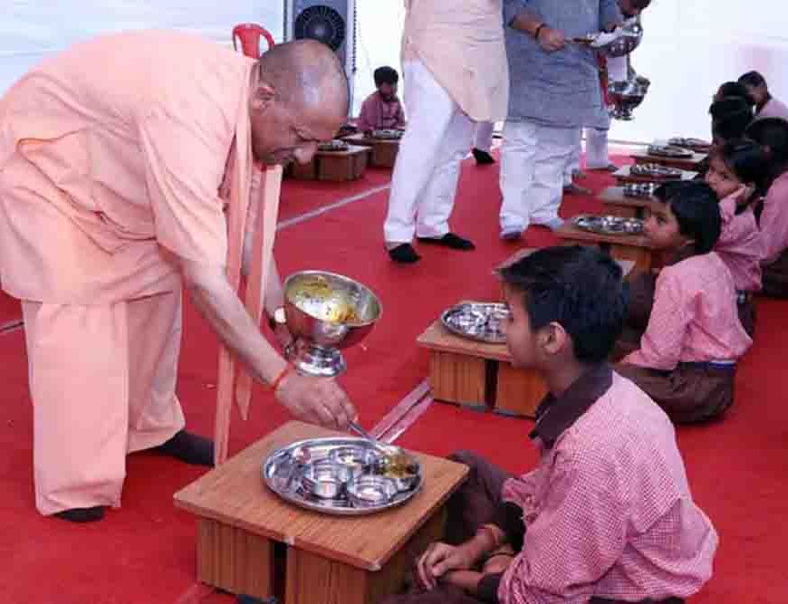 सीएम योगी ने शिवपुर से किया स्कूल चलो अभियान का आगाज, बच्चों को अपने हाथों से परोसा मिड-डे मील