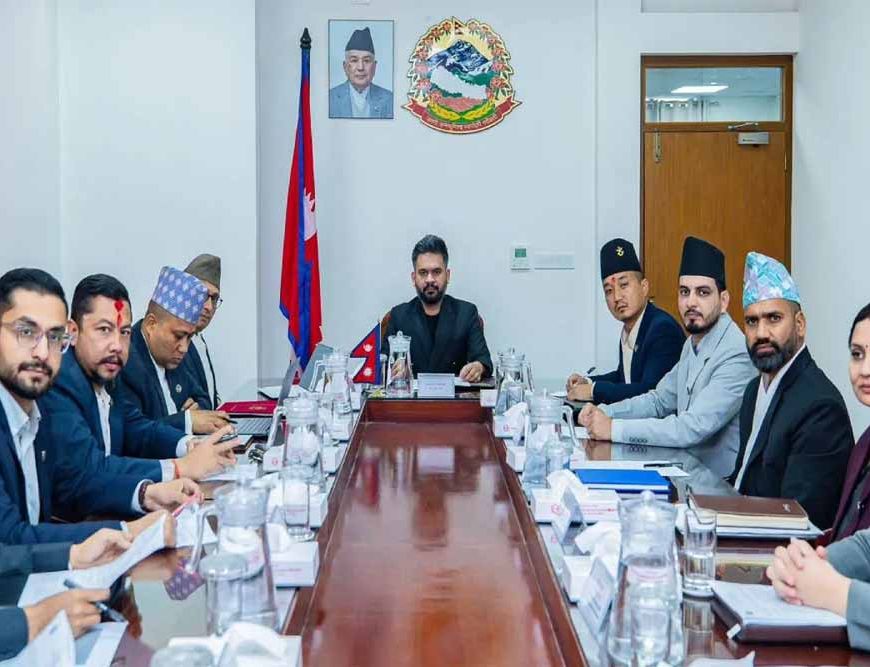 नेपाल में संकट गहराया, सरकार ने हफ्ते में दो दिन की छुट्टी का ऐलान किया