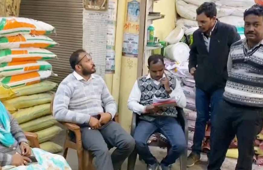 यूरिया की कालाबाजारी पर कार्रवाई तेज, एसडीएम व उप संचालक ने किया निरीक्षण