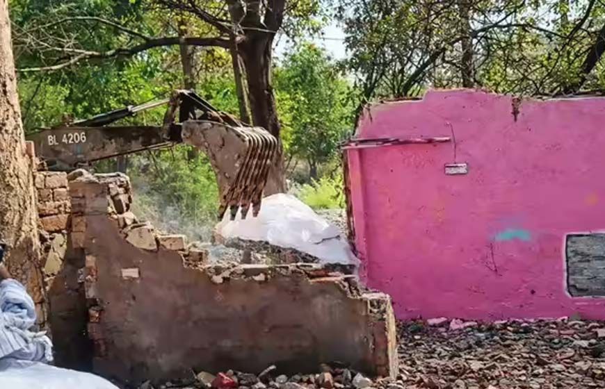 बड़े तालाब के किनारे अवैध निर्माण पर बड़ा एक्शन, 347 बंगलों पर चला बुलडोजर
