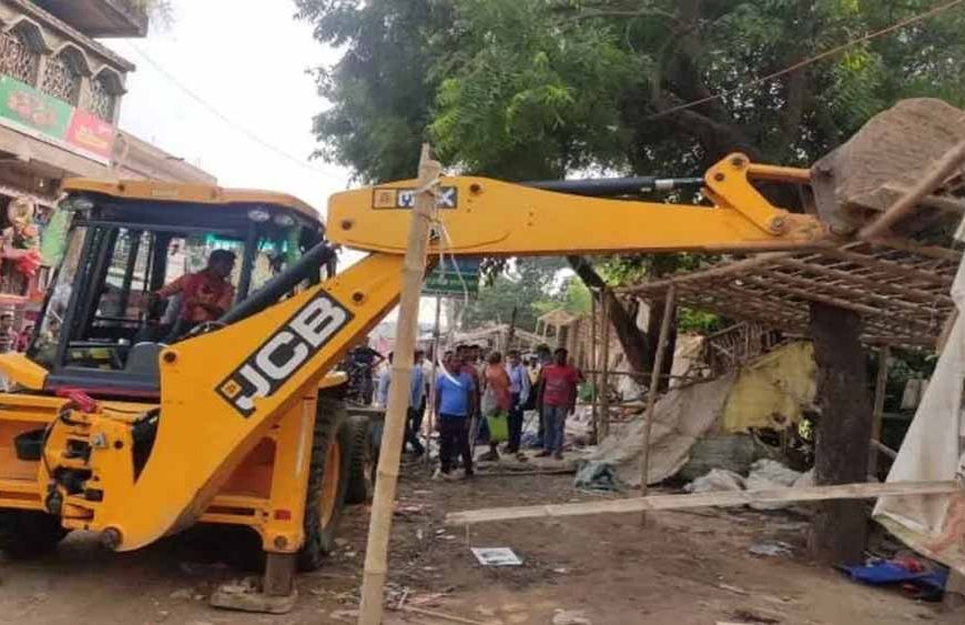 पश्चिमी चंपारण में अतिक्रमण पर सख्ती: 60 लोगों को नोटिस, कागजात दिखाओ या खाली करो जमीन