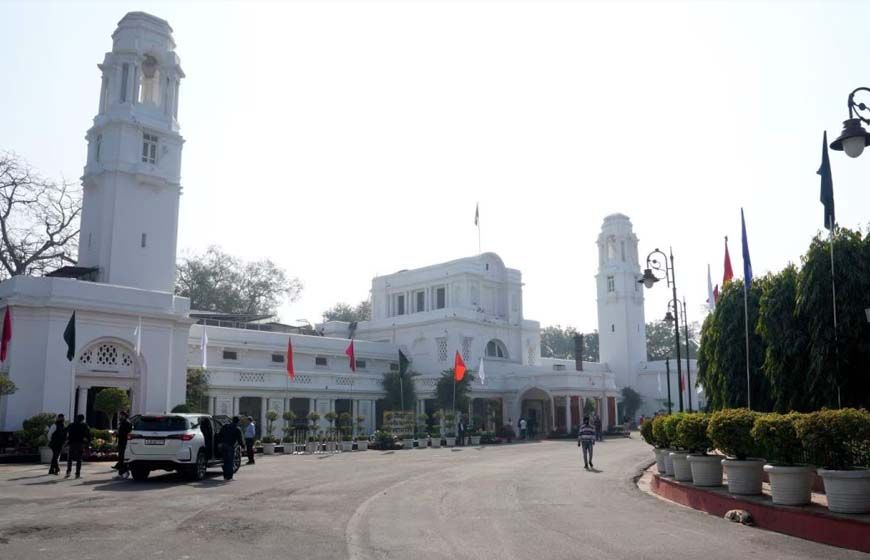 दिल्ली विधानसभा के गेट तोड़कर घुसी अज्ञात कार, स्पीकर के कमरे के बाहर गुलदस्ता छोड़कर फरार