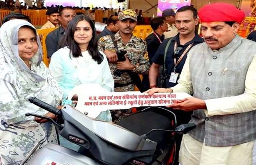 सफलता की कहानी- ई-स्कूटर अनुदान योजना से दमोह की सायरा बी बनीं आत्मनिर्भर
