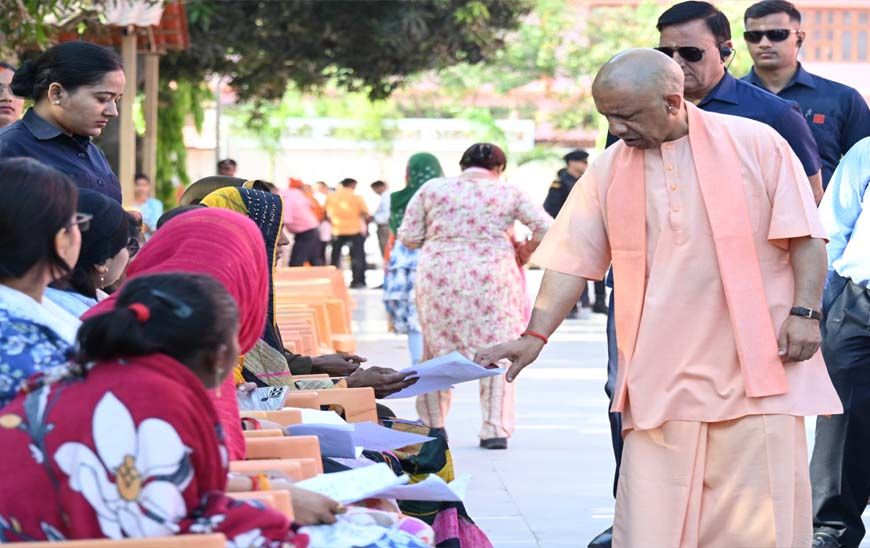 जनता दर्शन: गोरखनाथ मंदिर में 200 लोगों से मुलाकात कर उनकी समस्याएं सुनीं मुख्यमंत्री योगी आदित्यनाथ ने
