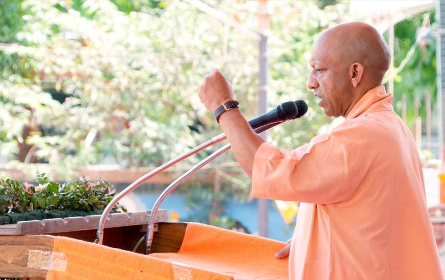 भाजपा के स्थापना दिवस पर सीएम योगी ने गोरखनाथ मंदिर के हिंदू सेवाश्रम भवन पर फहराया पार्टी का झंडा